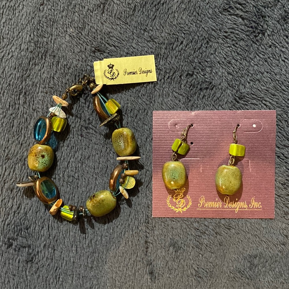 New Premier Designs matching bracelet and earrings set.